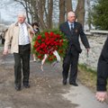 FOTOD: Diplomaadid panid Tallinnas pronkssõduri jalamile lilli ja pärgi