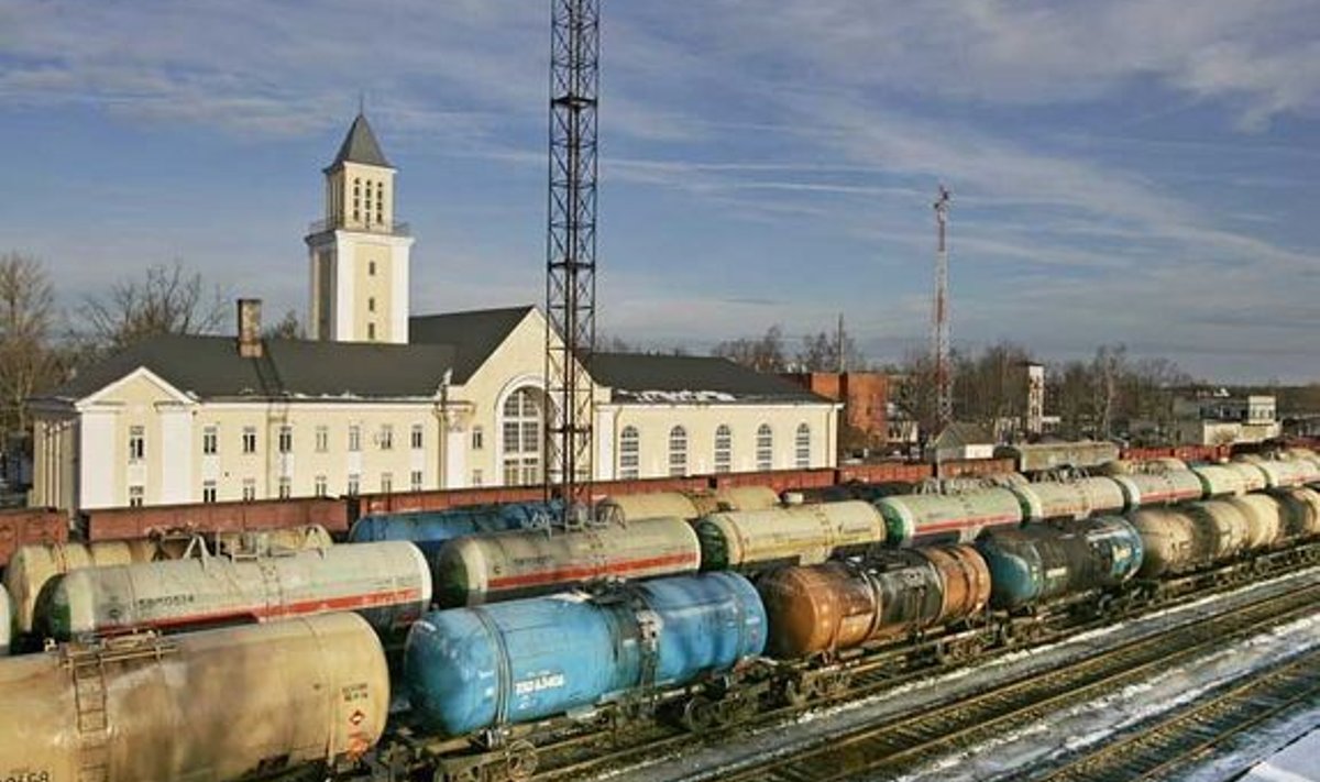 Raudteel on perspektiiv laeva- ja lennuliikluse taustal jälle esile tõusta. Valgal on praegu raudteeühendus Lätiga, järgmisel aastal avaneb uuesti ka Tartu suund ning kaugem eesmärk on Rail Baltica projekt Tallinn–Tartu–Valga–Euroopa.