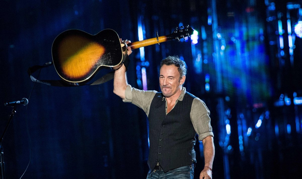 Nagu õigele vaimulikule kohane, on tugev side hingekarjaste ehk fännidega Springsteeni jaoks endiselt oluline. Fotol Springsteeni kontsert 2014. aastal Washingtonis
