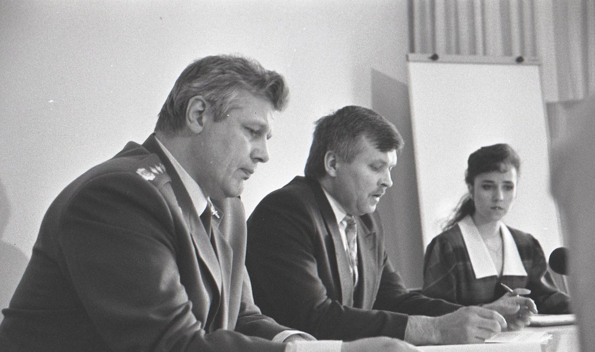 KÜTT JA KÜTITAV: Politsei peadirektor Hermann Simm (vasakult) ja Kaitsepolitsei peadirektor Jüri Pihl pressikonverentsil mais 1995. Simm värvati samal aastal Vene luure poolt.