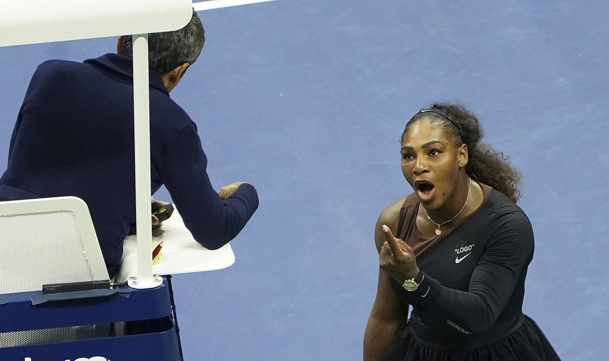 Serena Williams näitamas välja enda emotsioone kohtunik Carlos Ramose suunas.