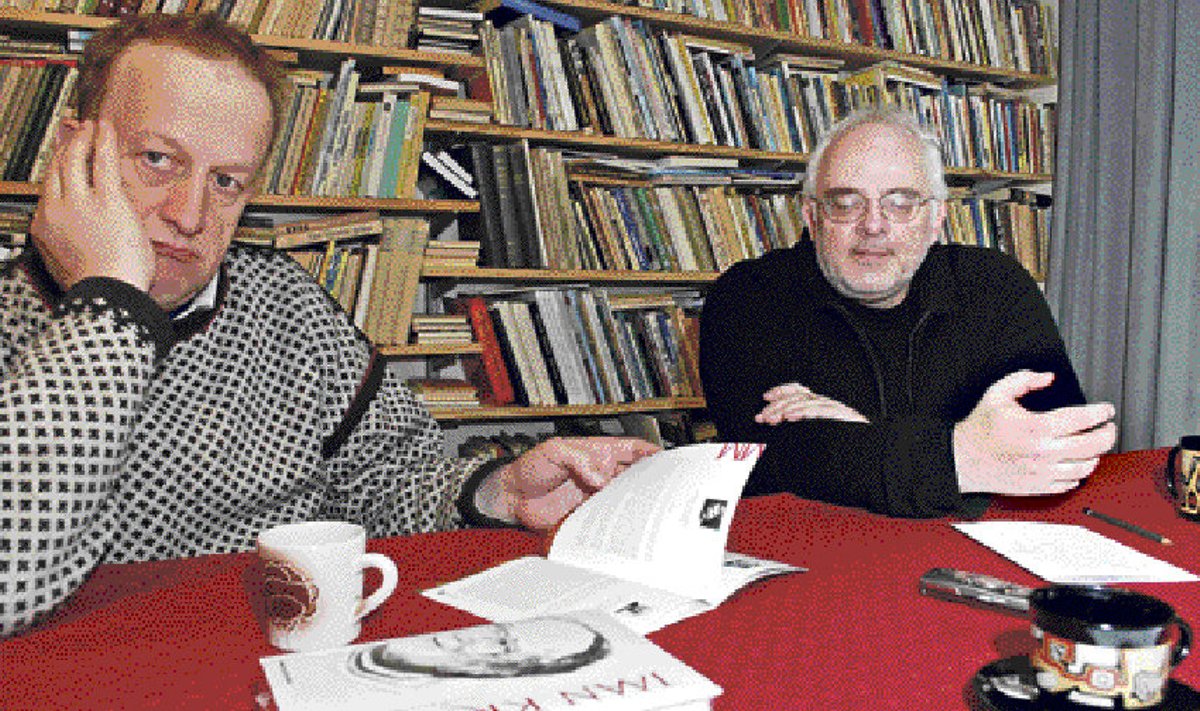 Toomas Kiho (vasakul) ja Mart Orava ees laual on sarja esimene raamat, Jaan Krossi „Kallid kaasteelised“.