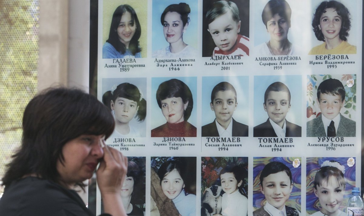 Beslani kooli kogunenud inimesed mälestasid 15 aasta eest hukkunuid.