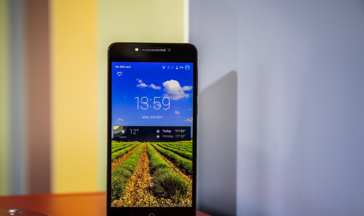 Alcateli uus nutitelefon A5 LED tundub peos kobakas ja välimus on täiesti isikupäratu.