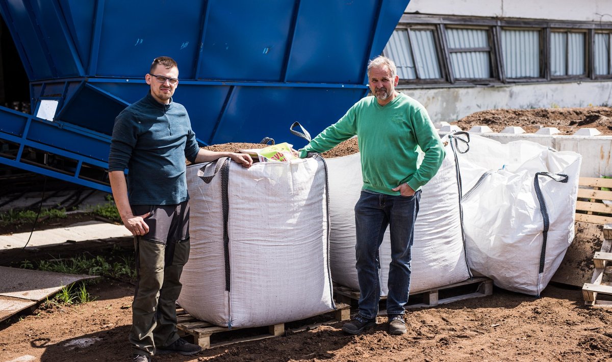 Mait ja Mart Ruumet - poeg ja isa tegelevad Matogardis komposti ja mullasegude tootmisega.