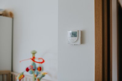 Kaasaegsed termostaadid  juhivad iga toa temperatuuri vastavalt seadepunktile.