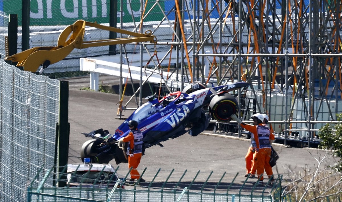 Daniel Ricciardo masin toimetati kraanaga ringrajalt minema.