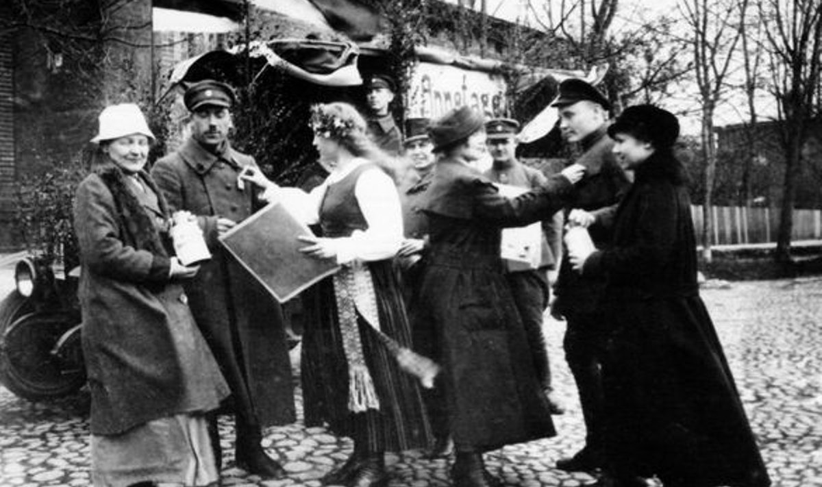 ANNETAGE HAAVATUILE! Jaanuaris 1919 loodud Eesti Punase Risti õlul oli Vabadussõja päevil suur töö – rajati 16 sõjaväehaiglat, organiseeriti haavatute vedu ja võideldi taudide vastu. Lisaks korraldati mitmesuguseid muid abiüritusi, nagu korjandusi haavatute heaks. See sügisel 1919 toimunud korjandus rõõmsameelsete neidude ja rahvuslippudega jäi ka fotole.