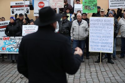 "Kui Eestisse saabus esimene väikeste lastega pagulasperekond, ütles Mart Helme, et nüüd algas Eesti islamiseerimine. Ei alanud. Apokalüptiline mobiliseerimine toimis seejuures kenasti − ega Noa poleks ka kõiki oma laevale saanud, kui ta ei oleks öelnud, et veeuputus on tulemas," arutleb Eero Epner.