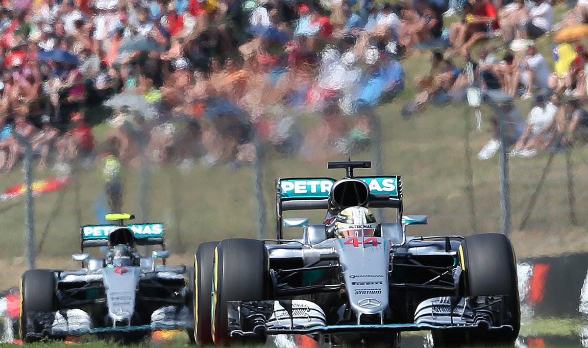 Lewis Hamilton ja tallikaaslane Nico Rosberg (Mercedes) Hungaroringil juhtpositsioonidel