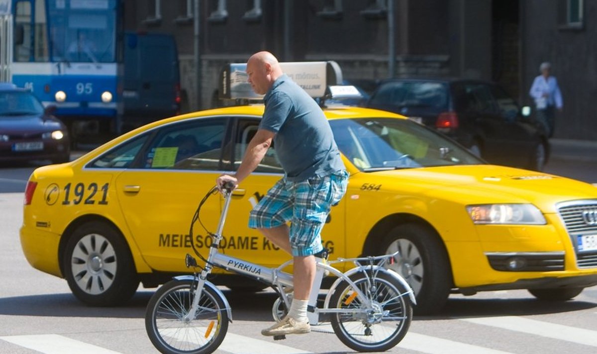  Eesti Päevalehe ajakirjanik ja fotograaf tegid tiiru Tallinna kesklinnas ja rääkisid ratturite ja jalakäijatega, teemaks uus liiklusseadus. 