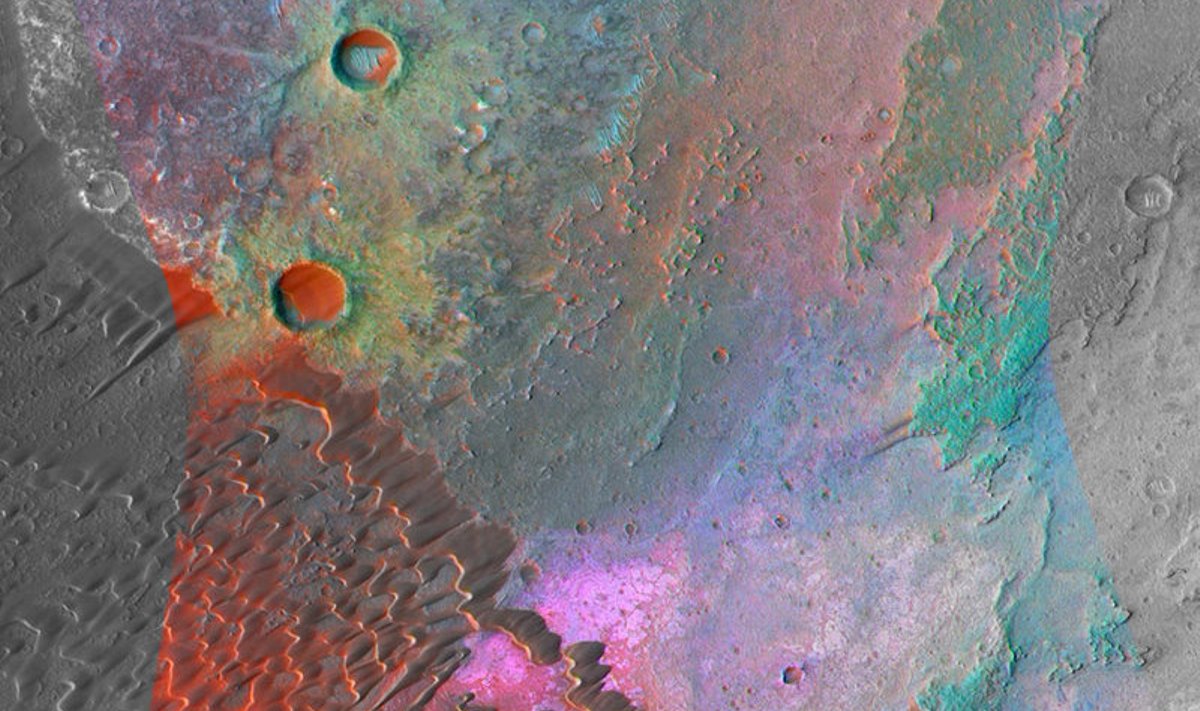 NASA satelliidi Mars Reconnaissance Orbiter infrapunapilt Nili Patera parasiitkoonusest. Erelillades alades on ohtralt päevakive, graniidi põhilisi ehitusmineraale.