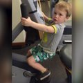 VIDEO: Võtke eeskuju! 4aastane poiss käib jõusaalis muskleid kasvatamas, et tüdruku südant võita