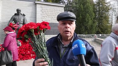 “Мы не боимся”. Жители Таллинна приходят к Бронзовому солдату без страха провокаций
