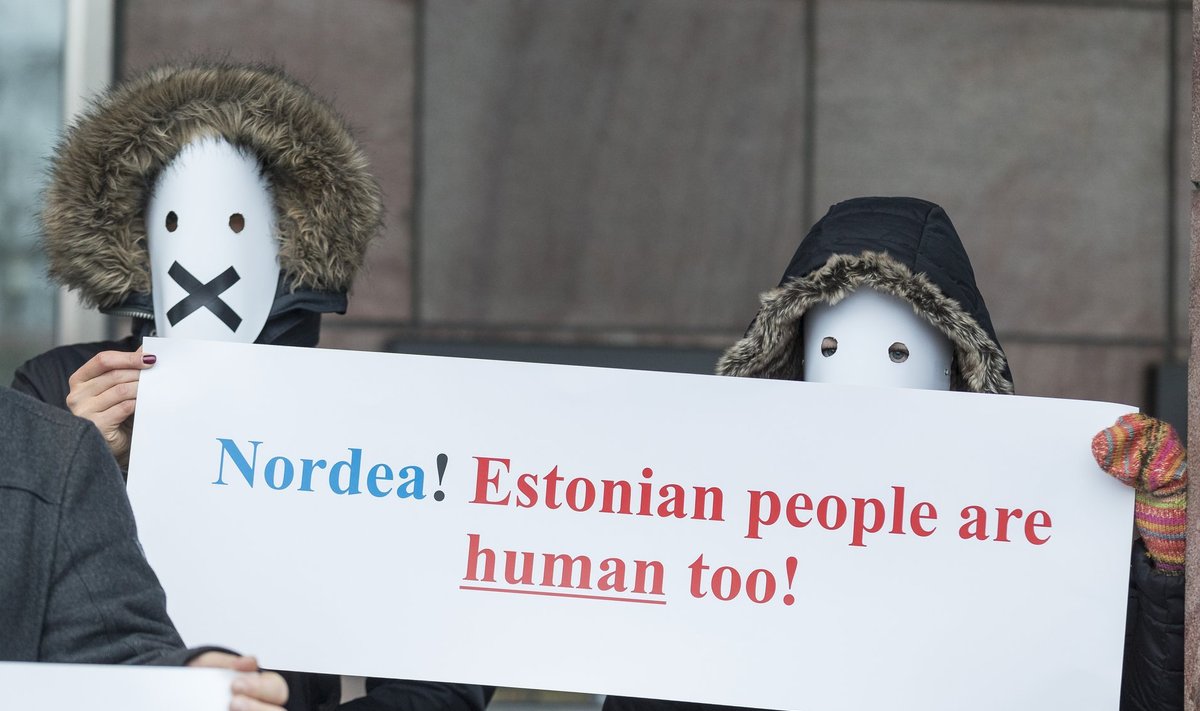Eesti pangatöötajad protestisid kinnikaetud nägudega Stockholmis Nordea peakontori ees