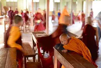 OOTAVAD HUVIGA: Myanmari koolilaste tähelepanu köita pole keeruline. Välismaalased on Warn Zeingi kloostrikoolis nii harvad külalised, et mõni laps unustab lääne inimest nähes isegi kauaoodatud vahetundi tormata.