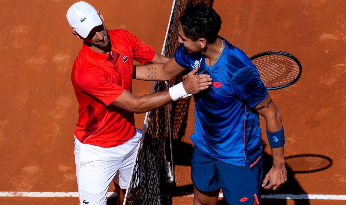 Novak Djokovic õnnitleb  Alejandro Tabilot
