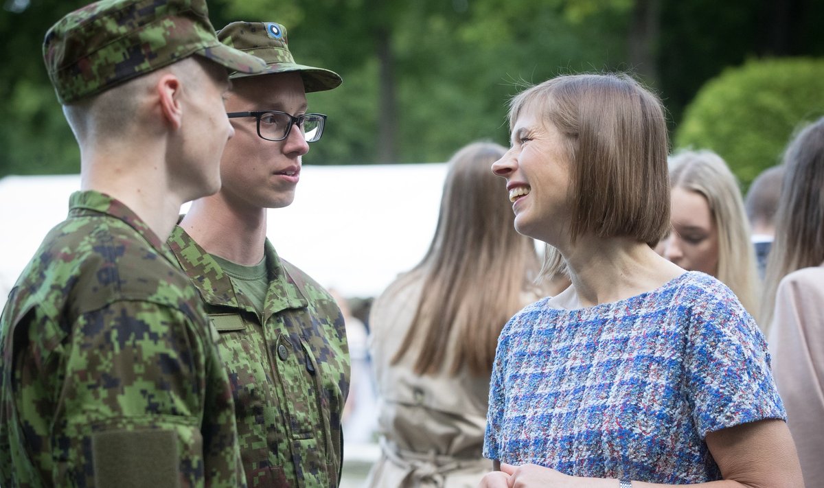 Kersti Kaljulaid võttis presidendi kantselei roosiaias traditsiooniliselt vastu parimad gümnaasiumi ja kutsekooli lõpetajad