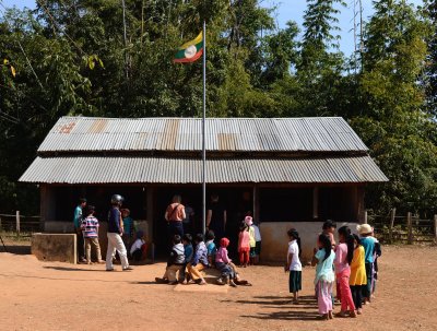 ARHITEKTUURIPREEMIAT EI SAA: Zarm Kari küla koolimaja on lihtne hoone- seinad, katus, aknaavad - kus õks õpetaja annab korraga tunde kolmele klassile.