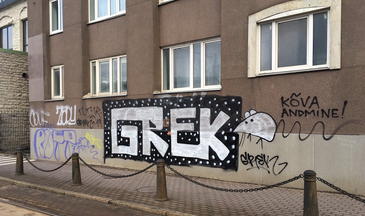 SODITUD SEIN: Tartu mnt ääres asuv soditud maja, millel näha Grek ja DJ Tiine Rott kirju.