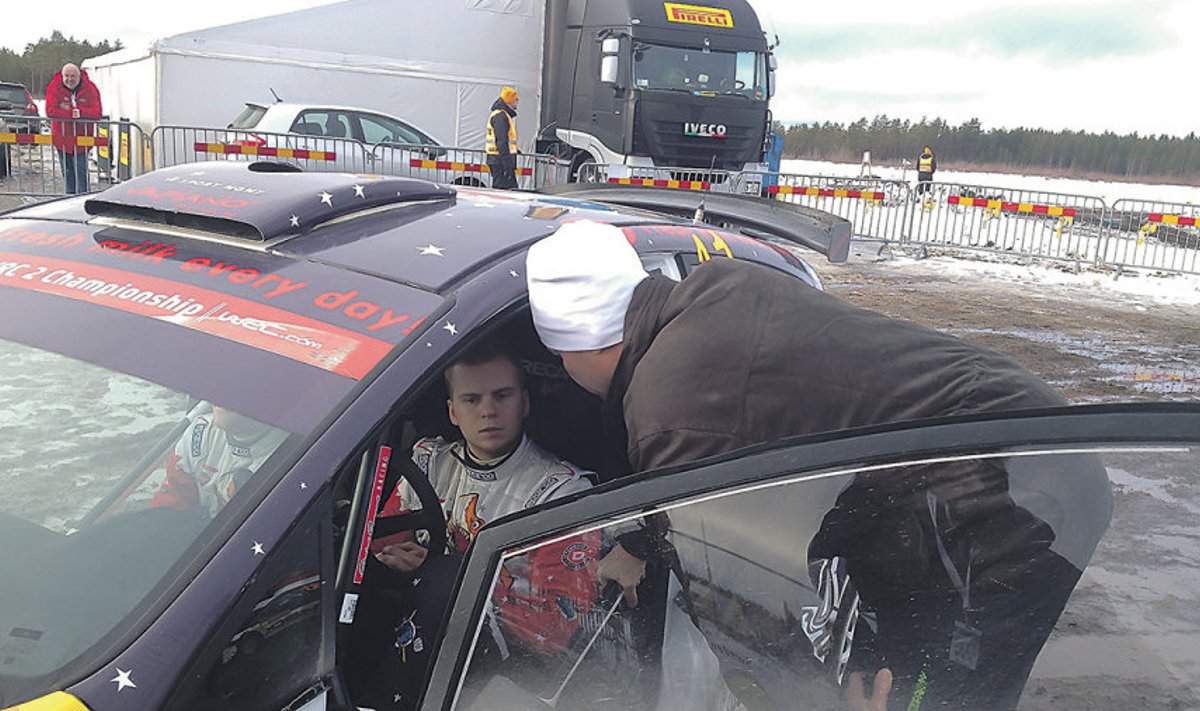 Karl Kruuda saab Kim Vatanenilt kõiksugu nõuandeid ja abi – kui vaja, on kunagise Soome tipprallisõitja poeg talle ka mentori eest.