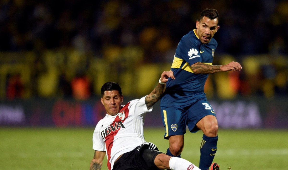 Carlos Tevez (paremal) mängus River Plate'i vastu.
