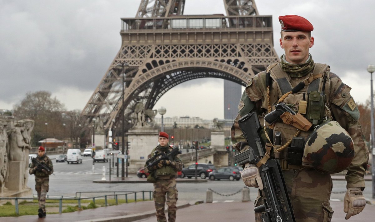 Prantsuse sõdurid patrullivad Eiffeli torni juures. Usutakse, et püsiva terroriohu tõttu on poliitikutel raske operatsiooni „Vahipost” lõpetada ja patrullid jäävad tänavatele pikemaks ajaks.