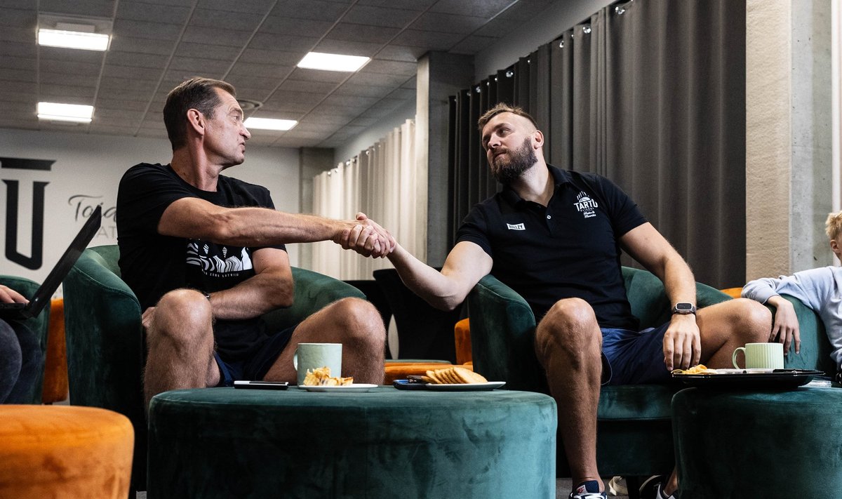 Palju õnne! Rekordarvus Eesti koondisemängudes osalenud Janar Talts, Tartu Ülikool Maks & Mooritsa spordidirektori, õnnitleb Lätist pärit peatreenerit Gundars Vētralet.