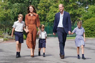 Alles eile viisid prints William ja tema abikaasa Catherine oma kolm last uude kooli Berkshire’is. Windsorisse kolisid nad seetõttu, et soovisid elada kuningannale lähemal.