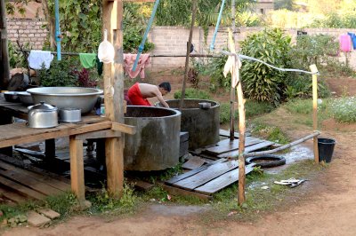 SEE ON VANNITUBA: Öelda, et Namlani küla õpilaskodu, kus elavad kaugematest küladest pärit lapsed, on tagasihoidlik, on ilmselge liialdus. See on väike ja pime maja, kus nii söömas kui pesemas käiakse hoovi peal.