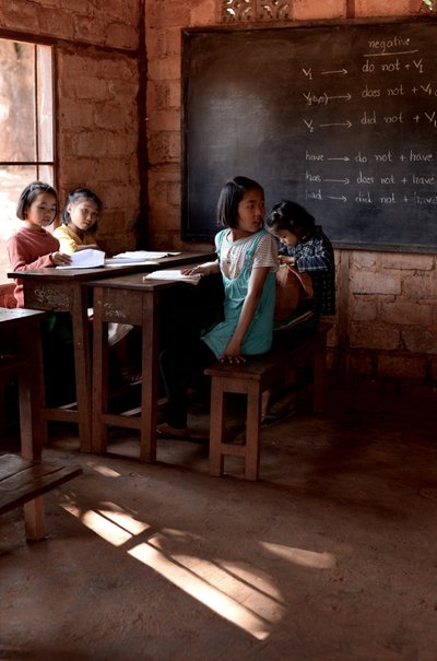 INGLISE KEEL SELGEKS?: Kong Kharmi külakooli ühel klassil käib inglise keele tund. Paraku räägib õpetaja ise keelt nii halvasti, et temaga vestlemiseks on ikkagi tõlki vaja.