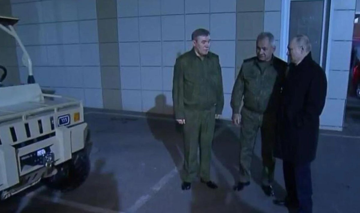 Valeri Gerassimov ja Sergei Šoigu näitavad Vladimir Putinile Vene armee uut „salarelva“. Naljahambad ristisid selle Šoigu golfiautoks.