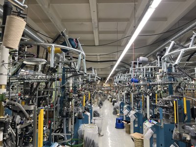 Tootmishoones vahetasime 420 luminofoorvalgustit LED-valgustite vastu välja. Uus
lahendus on 59% energiasäästlikum, hoides aastas kokku
23 543 eurot. Projekti tasuvusaeg on 1,8 aastat.