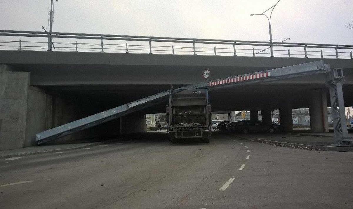Õnnetus Pärnu maantee viadukti juures