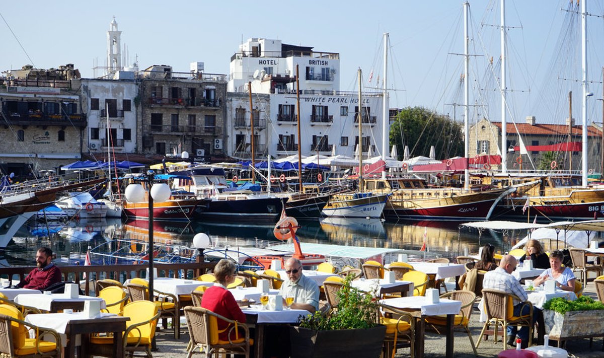 Kyrenia sadamalinn ja selle kalda pealsed kohvikud on endisele inglise kolooniale iseloomulikult väga britilikud.