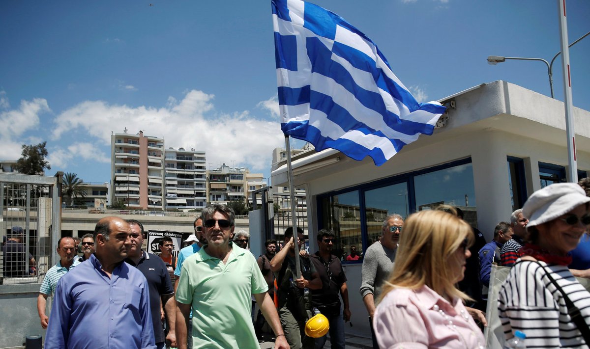 Streikivad Piraeuse sadama töötajad.