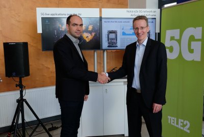 Tele2 tegevjuht Argo Virkebau ja Nokia Lääne-Euroopa tehnoloogiajuht Martin Kristensson suruvad rekordi puhul kätt. (Foto: Egle Merbach / Tele2)