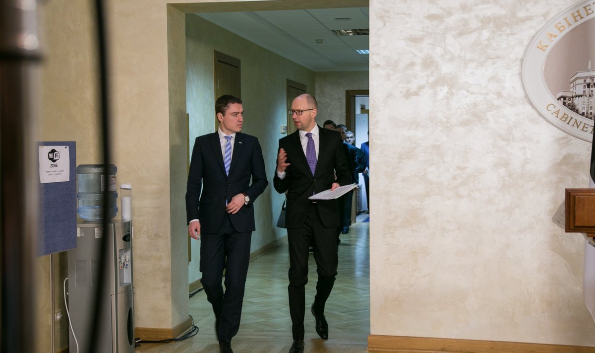 Peaminister Taavi Rõivas (vasakul) lubas Kiievis Arseni Jatsenjukile, et Ukrainat toetatakse, kuid oodatakse ka Kiievi valitsuse pingutusi. Ukraina peaminister kinnitas, et reformide kiirusega pole midagi lahti.