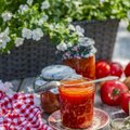 Säilita suvemaitseid! Purki tehtud tomati-sibulasalat sobib paljude toitude sisse ja kõrvale