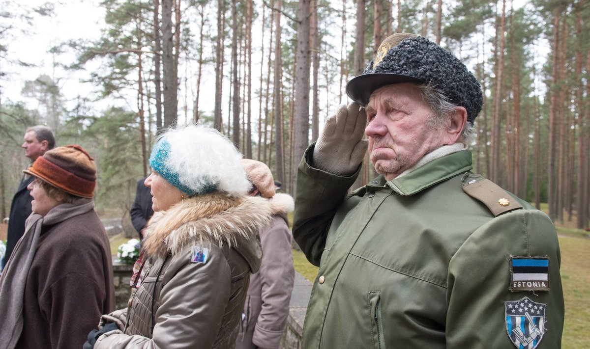 Pärgade asetamine Eesti riigitegelaste haudadele Metsakalmistul