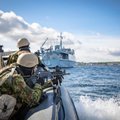 FOTOD | Mereväe laevakaitsjad harjutasid pardumist abi vajavale laevale