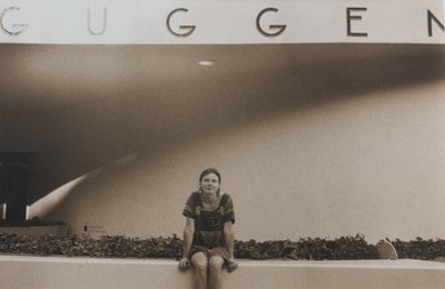 Jaanika esimest korda New Yorgis, kus tal tuleb otsustada: kolida USA-sse või mitte? Foto on tehtud kuulsa Guggenheimi kunstimuuseumi ees 1998. aasta juulis.