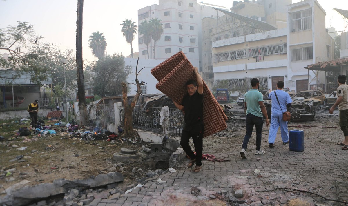 Inimesed al-Ahli haigla hoovis. Naaberhaiglasse on toodud mitusada plahvatuses viga saanut. 