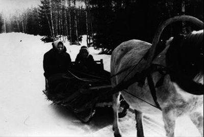 Õde Malle ja vend Mart teevad Mannaga reesõitu 1960. aastate algul