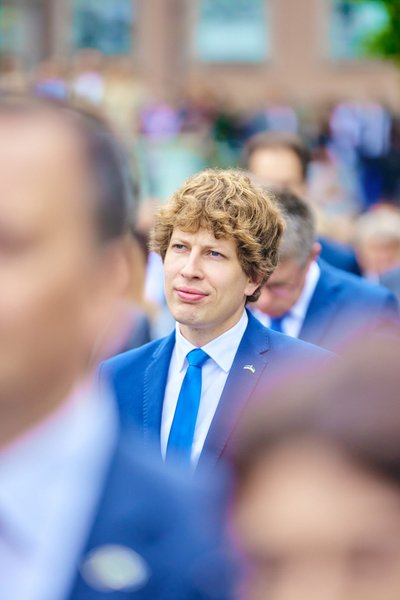SEEKORD ÜKSI Poliitik Tanel Kiik tuli peole ilma abikaasa Mariita, sest ta haigestus. Tanel avaldas, et tema peo eelarve oli null eurot, sest ülikond on varem ostetud ja kohale tuli ta jalgsi.