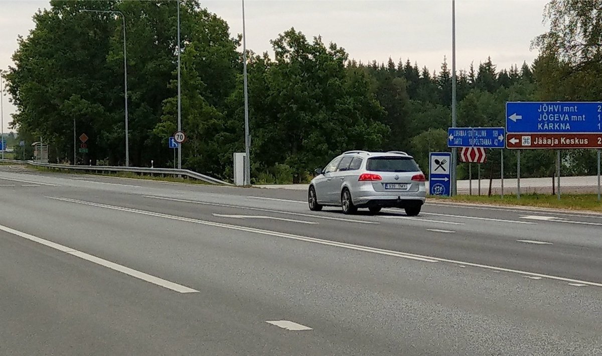 20 MÄRKI POOLEL KILOMEETRIL: Kärevere on kõige tihedamalt liiklus­märgistatud koht Tallinna-Tartu maanteel. Ainuüksi sellele pildile on mahtunud 10 Tartu poole sõitjale mõeldud märki.