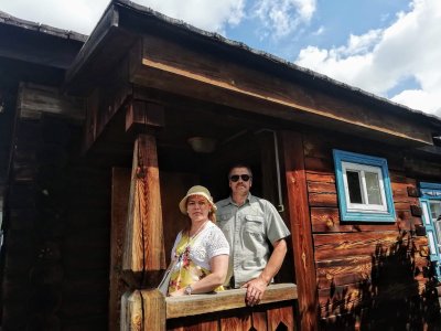 Aiki ja Vello Maivel Siberis Ovsjanka külas, kus elas kuulus kirjanik Viktor Astafjev, kelle raamatuid on tõlgitud ka eesti keelde. 