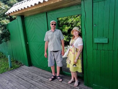 Aiki ja Vello Maivel Siberis Ovsjanka külas, kus elas kuulus kirjanik Viktor Astafjev, kelle raamatuid on tõlgitud ka eesti keelde. 