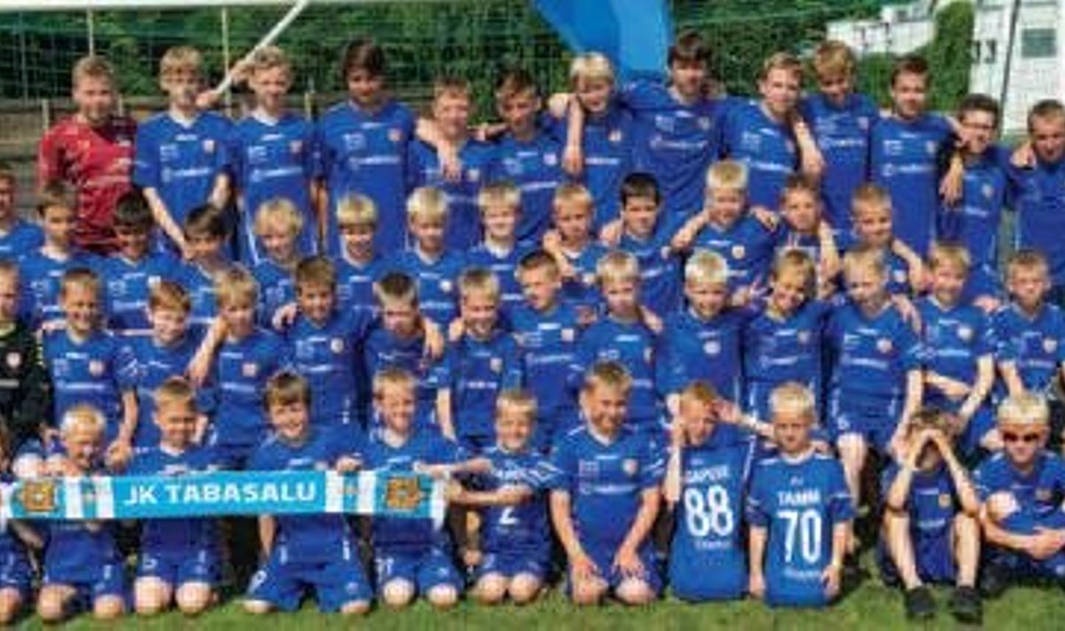 Jalgpalliklubi Tabasalu liikmed Pärnu Kalevi staadionil. Foto: Sven Meresmaa