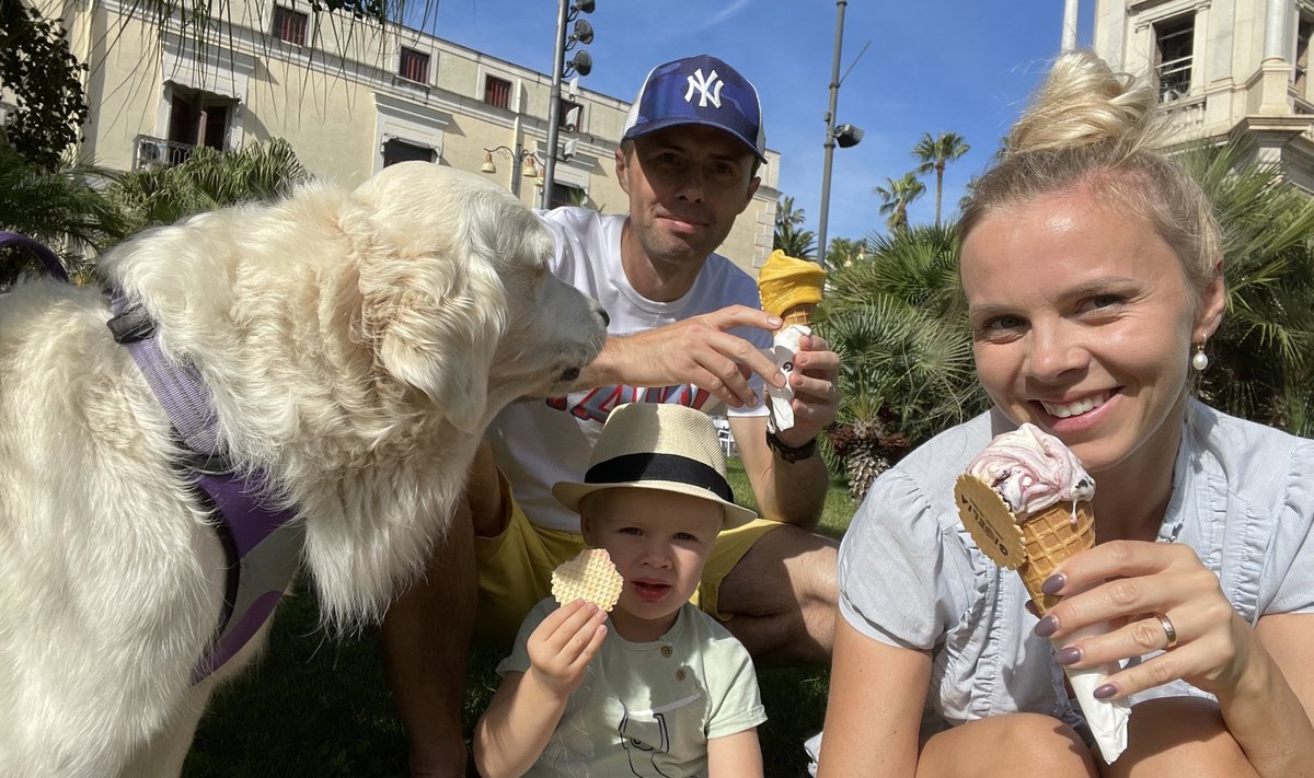 Itaalias pakub jäätise söömine alati elamuse. Pildil Madis, Anne, väike Kristjan ja Lotte, puudu on viies reisisell Kiisu.